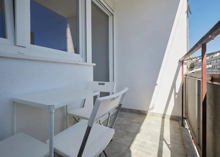 Apartment Chill Split